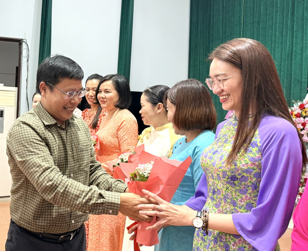 đồng chí Vũ Hồng Nhật – Bí thư Đảng ủy tặng hoa chúc mừng nữ cán bộ, công chức, viên chức